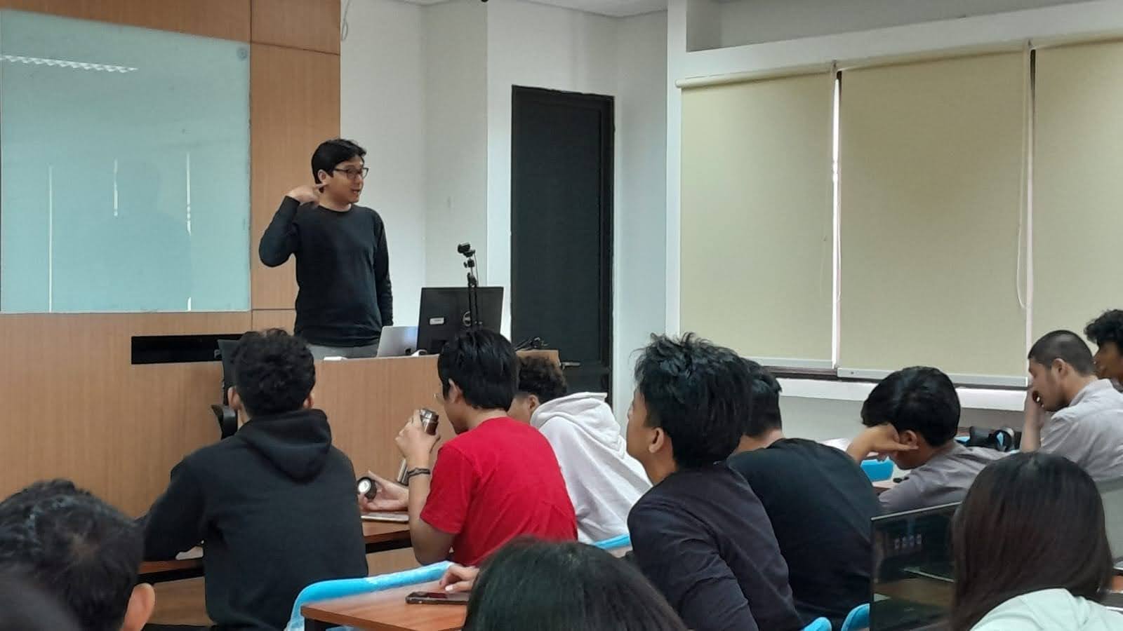 Argi Tendo lecturing on media production at Universitas Indonesia